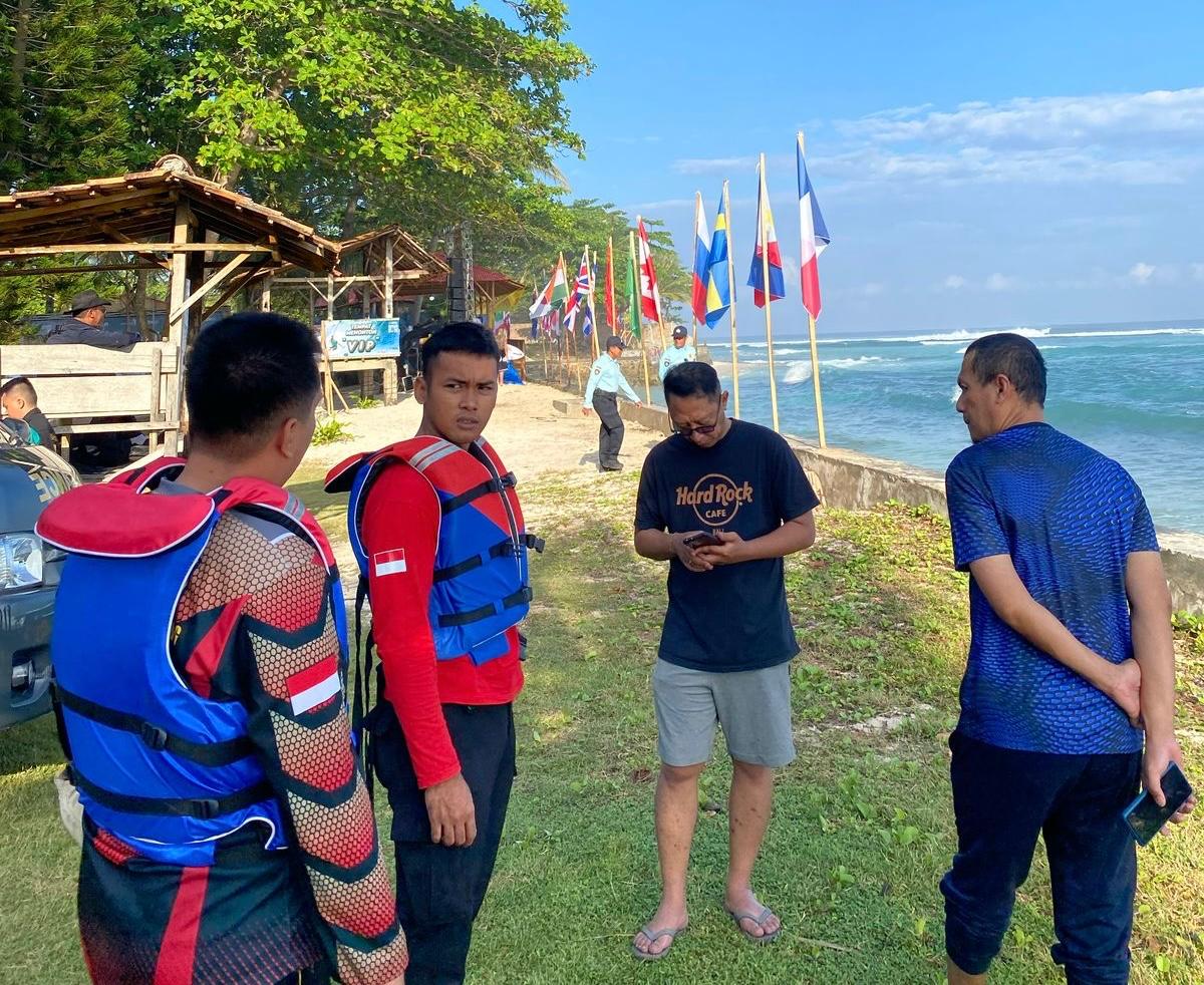 Jamin Rasa Aman Wisatawan WSL Krui Pro, Polisi Gencarkan Patroli Jalan Kaki di Pantai Karang Nyimbor