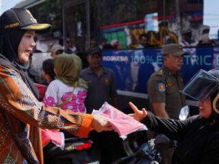 Sambut HUT ke-81 RI, Eva Dwiana Bagikan 10 Ribu Bendera Merah Putih